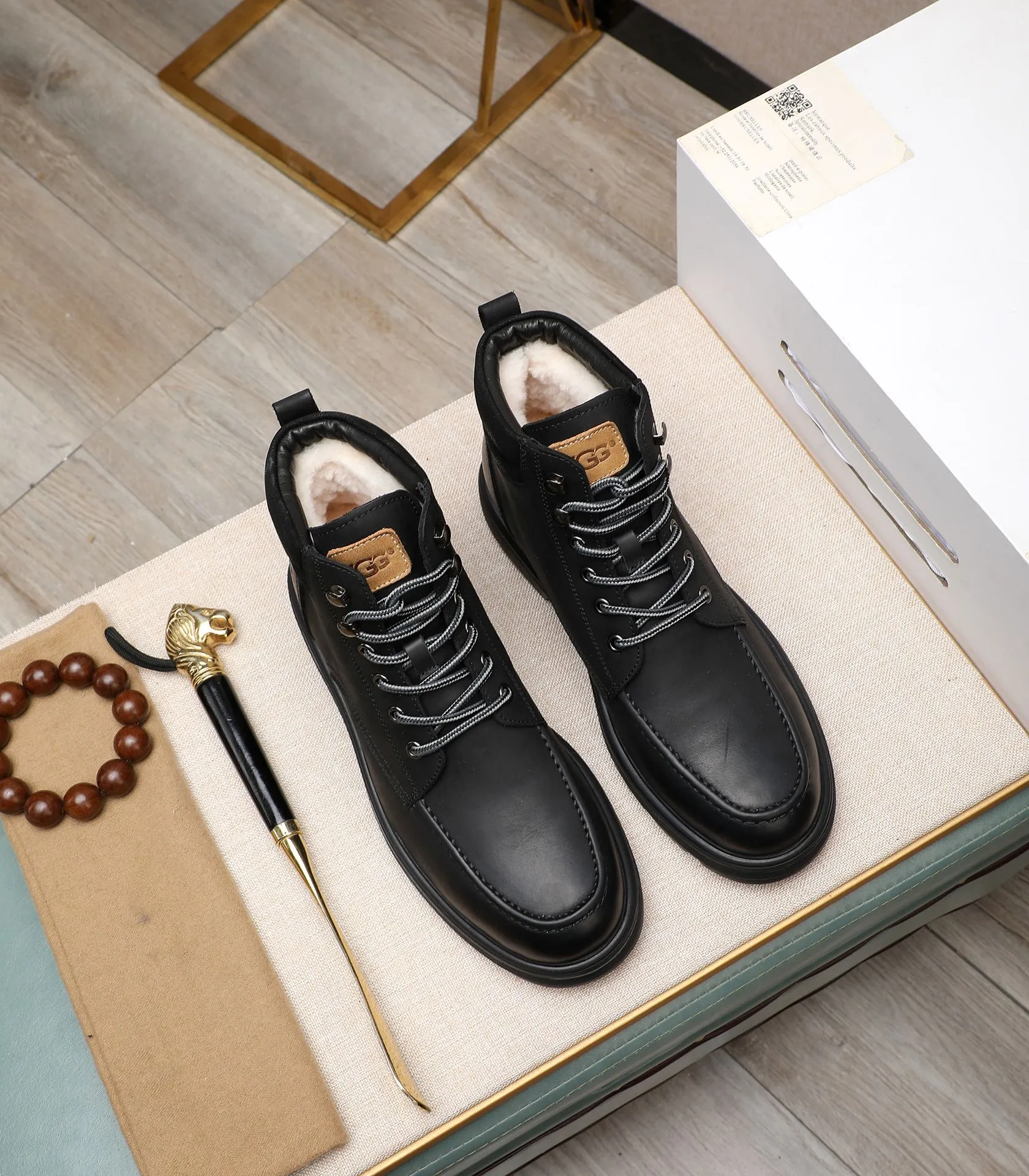 Men's men's shoes💰640 UGG (100% genuine wool lining, 10% off for fake ones) Please pay attention to the quality of the original order and compare the thickness of the wool🏮🏮Hot-selling UGG from Australia's warm luxury brand men's shoes, the official website is synchronized, Beckham men's style..., made of imported top-layer waxed cowhide, waxed toe cap, Australian real wool velvet lining Carefully sewn...Imported rubber Martin boots outsole (comfortable, soft and wear-resistant). I really like the quality..Exquisite workmanship. You can't put it down at first sight. Size 39-44